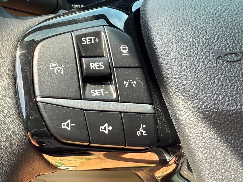 Ford Escape Vehicle Full-screen Gallery Image 13