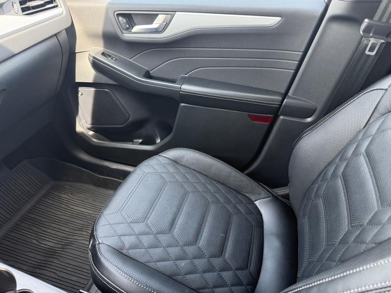 Ford Escape Vehicle Full-screen Gallery Image 19