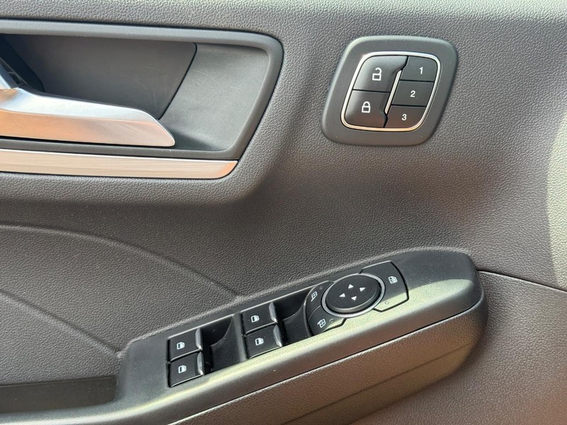 Ford Escape Vehicle Full-screen Gallery Image 22