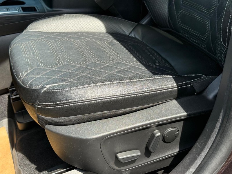 Ford Escape Vehicle Full-screen Gallery Image 24