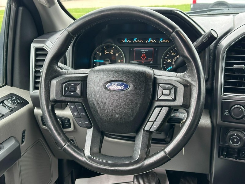 Ford F-150 Vehicle Full-screen Gallery Image 12