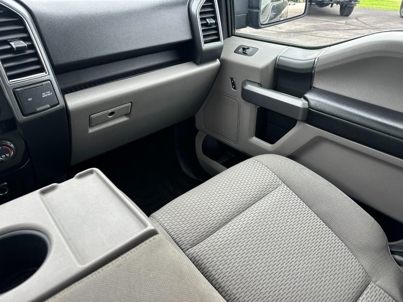 Ford F-150 Vehicle Full-screen Gallery Image 15