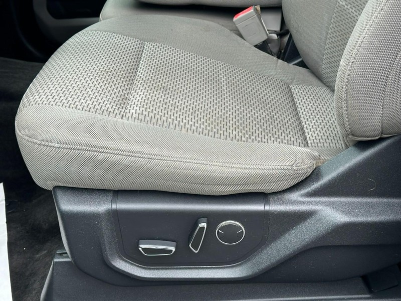 Ford F-150 Vehicle Full-screen Gallery Image 16