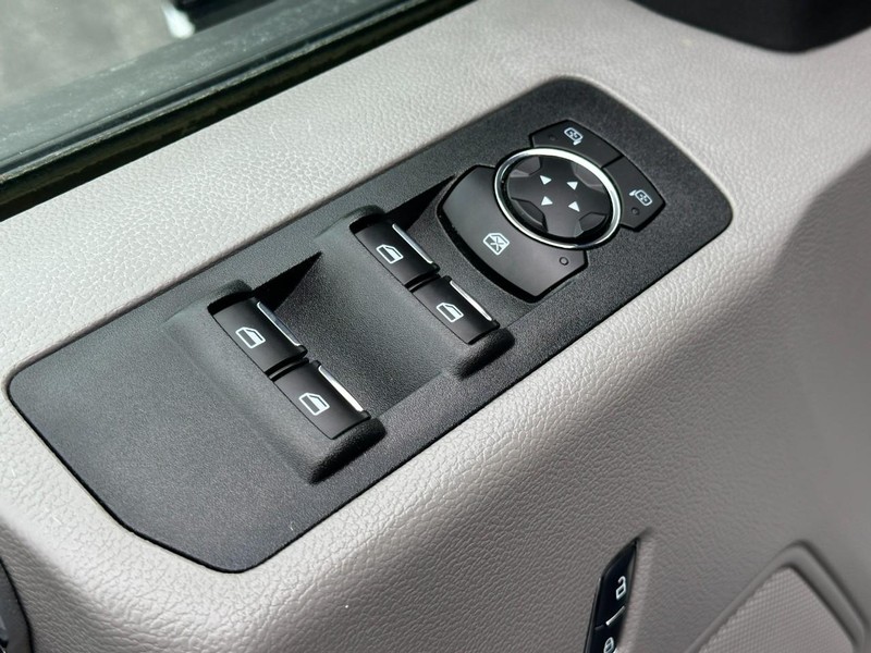 Ford F-150 Vehicle Full-screen Gallery Image 17