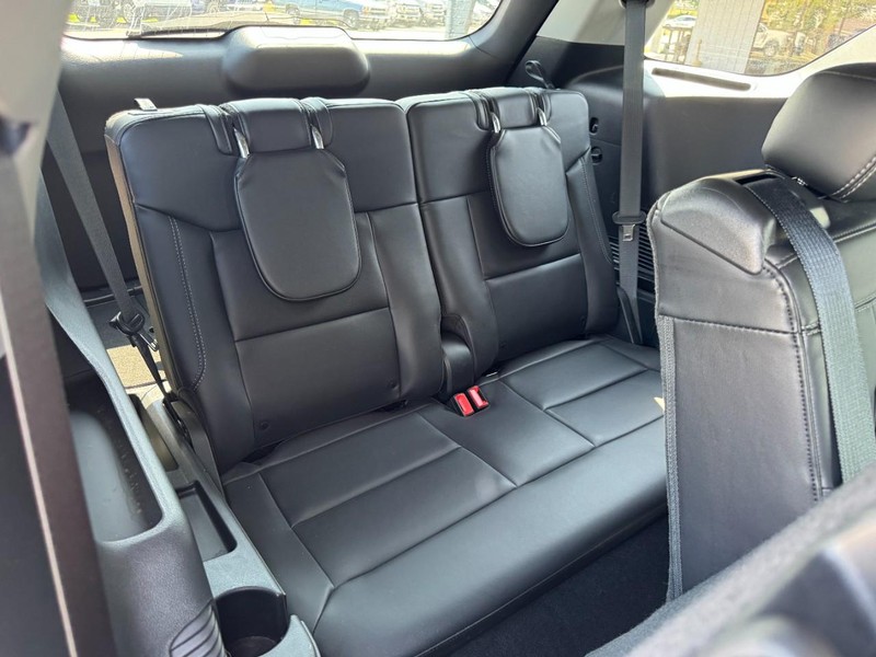 Ford Explorer Vehicle Full-screen Gallery Image 11