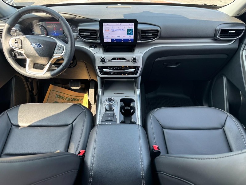 Ford Explorer Vehicle Full-screen Gallery Image 12