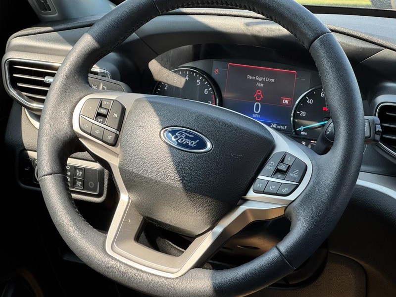 Ford Explorer Vehicle Full-screen Gallery Image 13