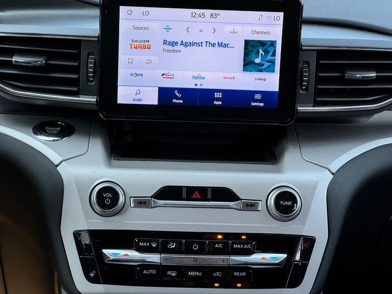 Ford Explorer Vehicle Full-screen Gallery Image 14