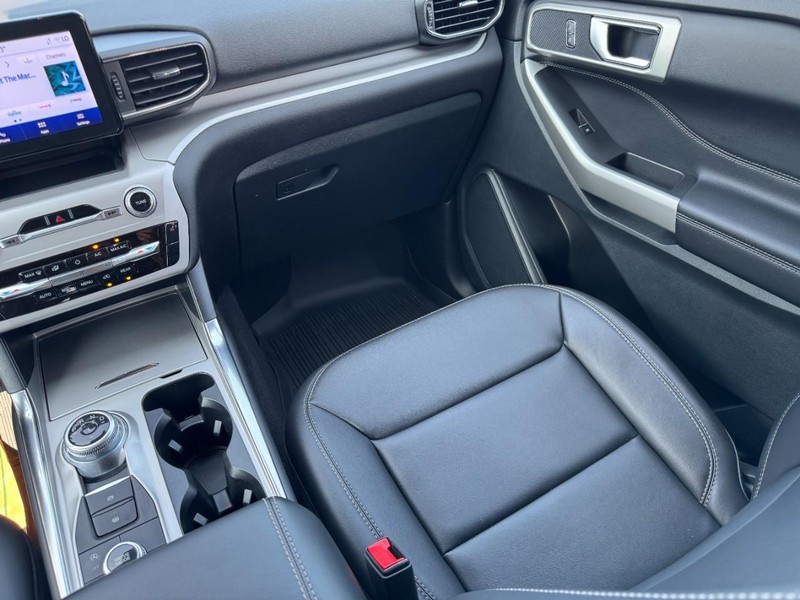 Ford Explorer Vehicle Full-screen Gallery Image 16