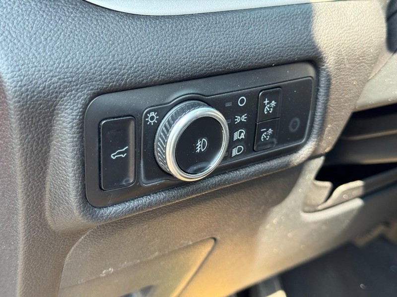 Ford Explorer Vehicle Full-screen Gallery Image 17