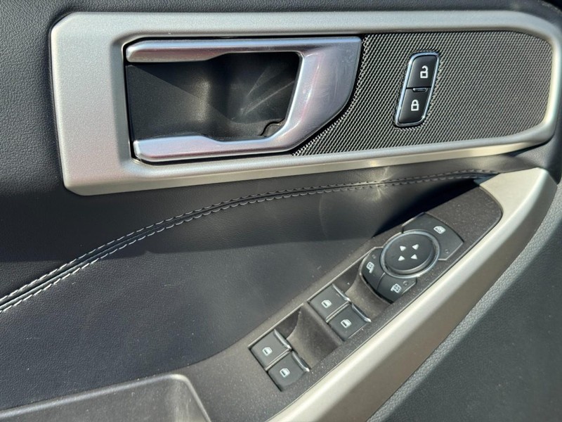 Ford Explorer Vehicle Full-screen Gallery Image 23