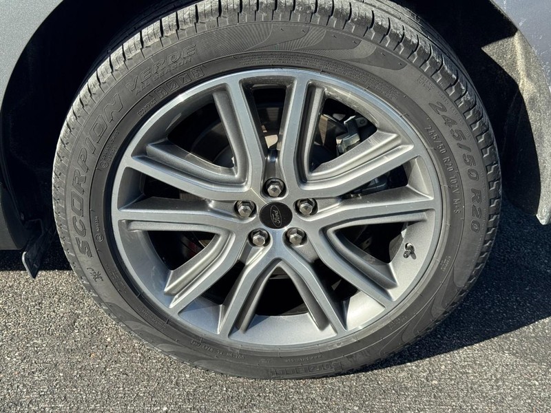 Ford Edge Vehicle Full-screen Gallery Image 07