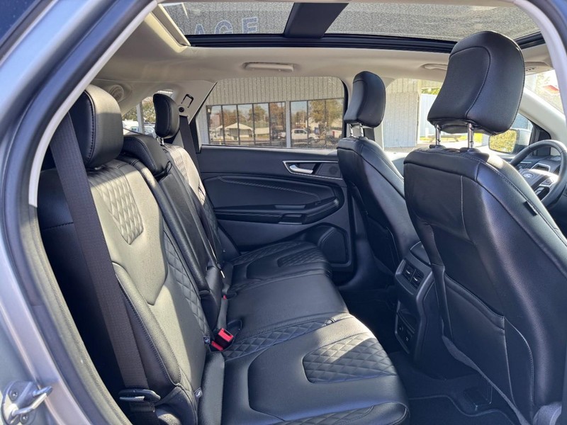 Ford Edge Vehicle Full-screen Gallery Image 10