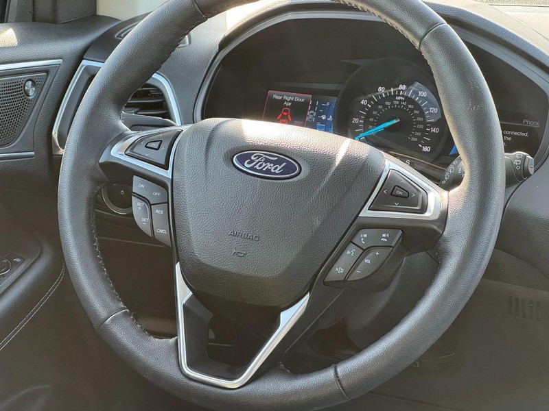 Ford Edge Vehicle Full-screen Gallery Image 12