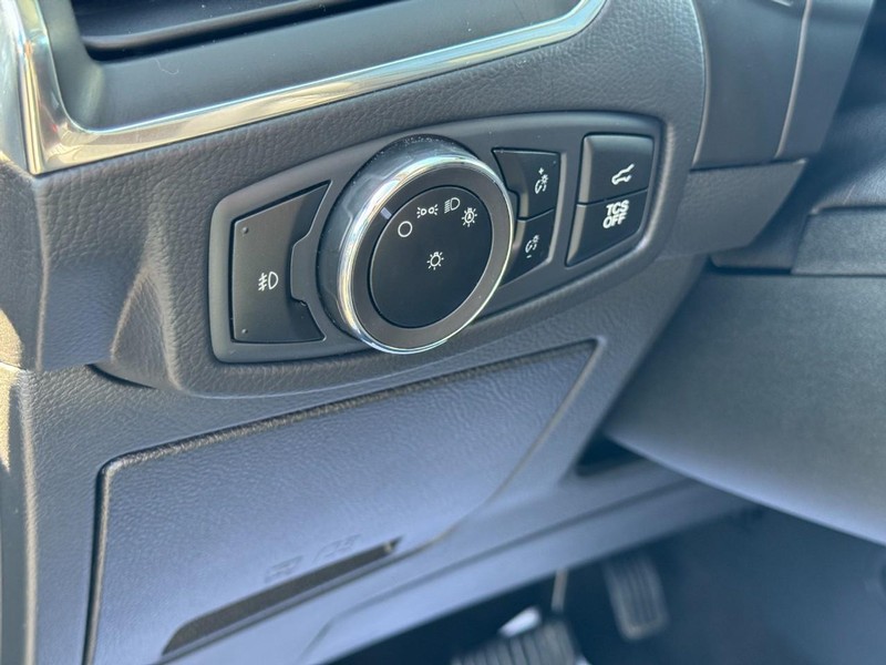 Ford Edge Vehicle Full-screen Gallery Image 17