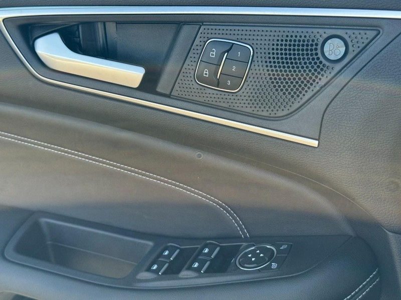 Ford Edge Vehicle Full-screen Gallery Image 23