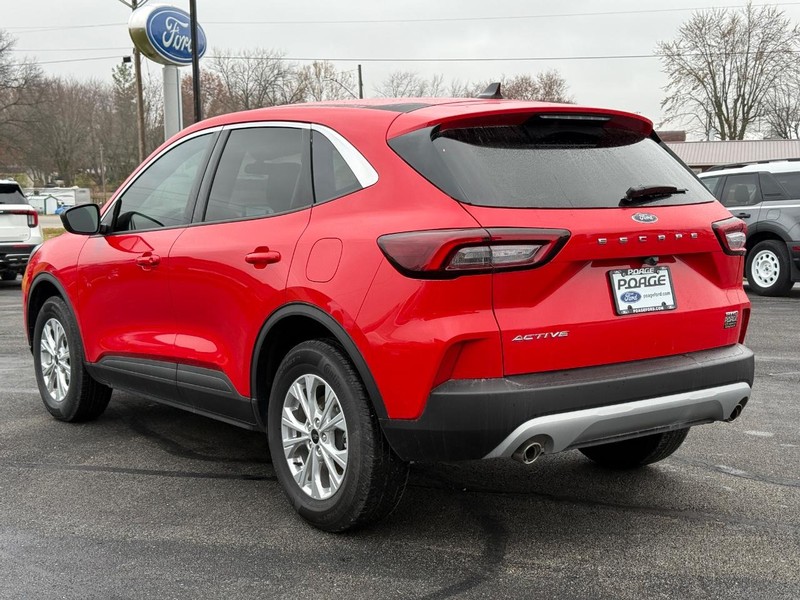 Ford Escape Vehicle Full-screen Gallery Image 05