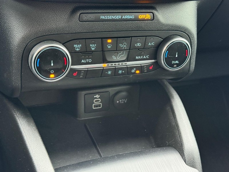 Ford Escape Vehicle Full-screen Gallery Image 18