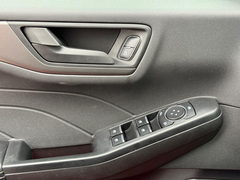 Ford Escape Vehicle Full-screen Gallery Image 23