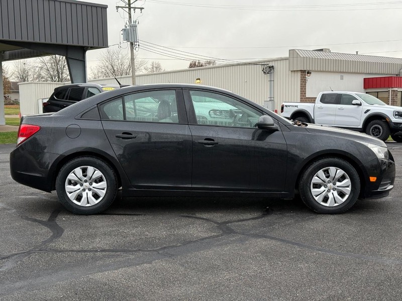 Chevrolet Cruze Vehicle Full-screen Gallery Image 02