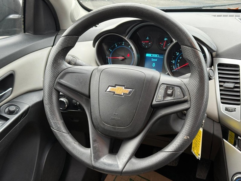 Chevrolet Cruze Vehicle Full-screen Gallery Image 11