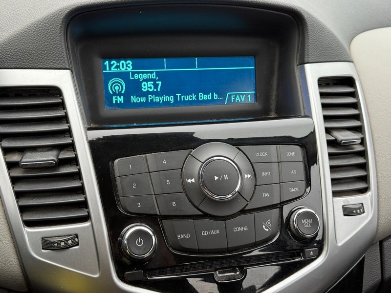 Chevrolet Cruze Vehicle Full-screen Gallery Image 13