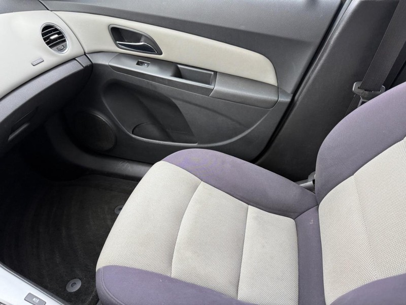 Chevrolet Cruze Vehicle Full-screen Gallery Image 16