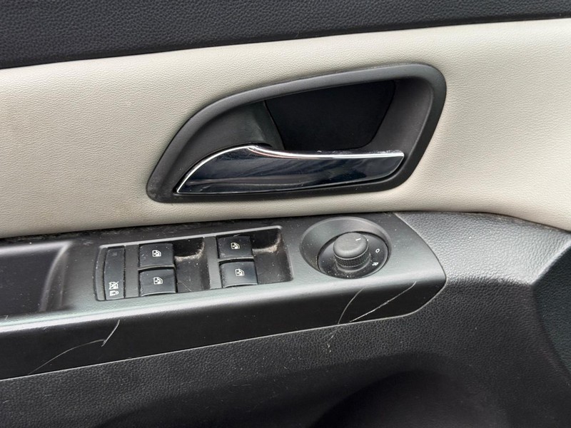 Chevrolet Cruze Vehicle Full-screen Gallery Image 18