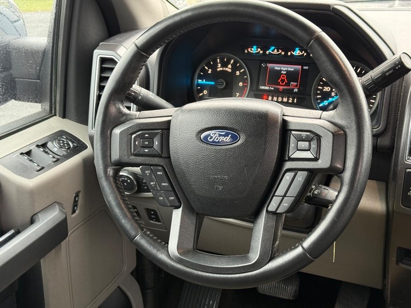 Ford F-150 Vehicle Full-screen Gallery Image 13