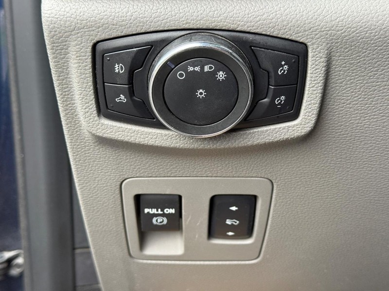 Ford F-150 Vehicle Full-screen Gallery Image 23