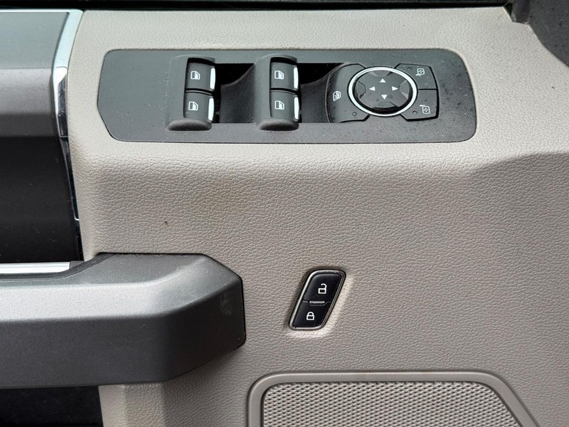 Ford F-150 Vehicle Full-screen Gallery Image 24