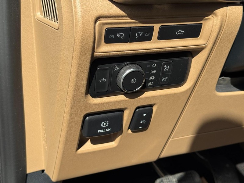 Ford F-150 Vehicle Full-screen Gallery Image 17