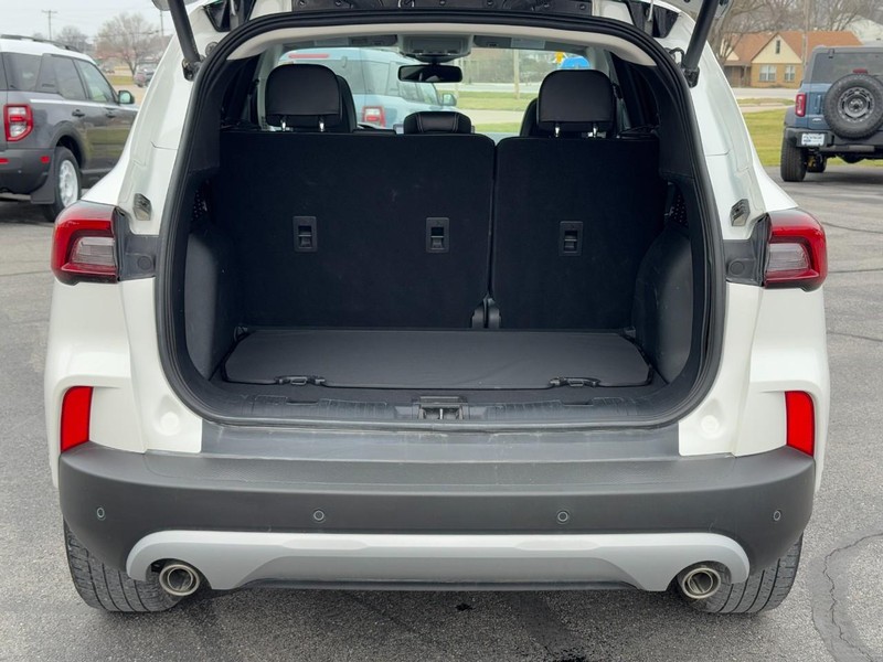 Ford Escape Vehicle Full-screen Gallery Image 04