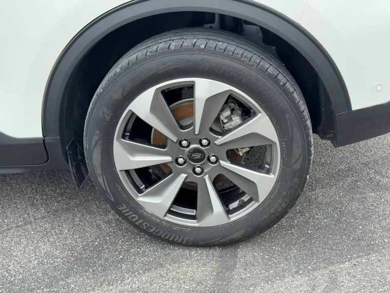 Ford Escape Vehicle Full-screen Gallery Image 07