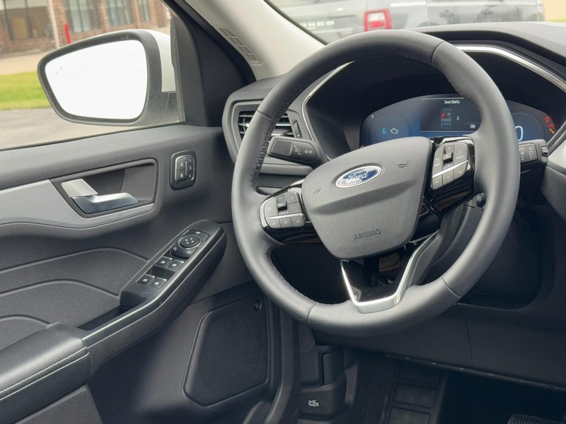 Ford Escape Vehicle Full-screen Gallery Image 12
