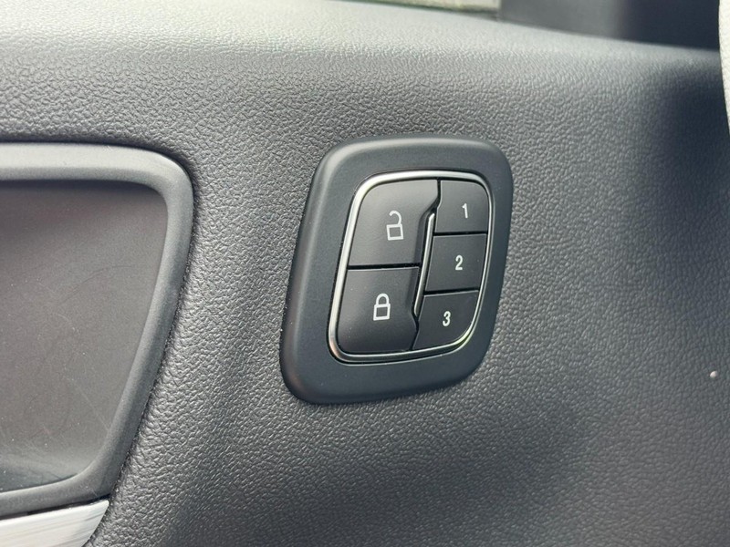 Ford Escape Vehicle Full-screen Gallery Image 16