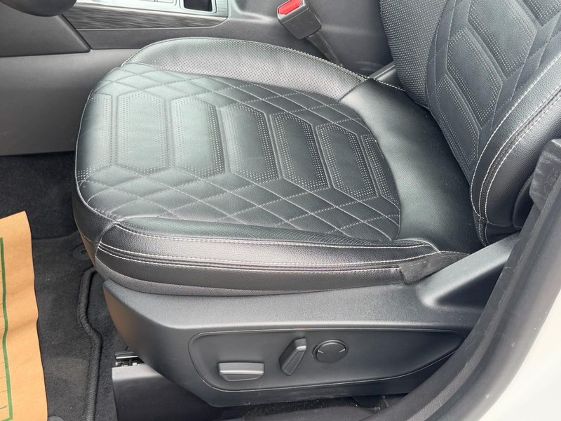 Ford Escape Vehicle Full-screen Gallery Image 25