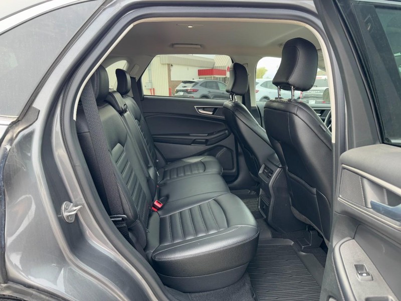 Ford Edge Vehicle Full-screen Gallery Image 10