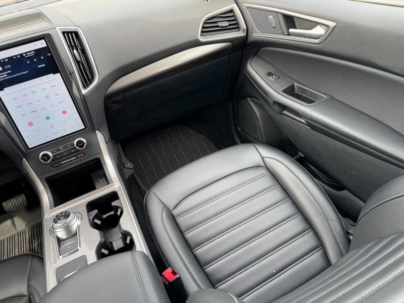 Ford Edge Vehicle Full-screen Gallery Image 15