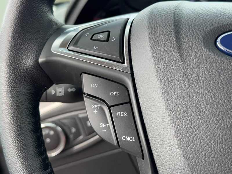 Ford Edge Vehicle Full-screen Gallery Image 16