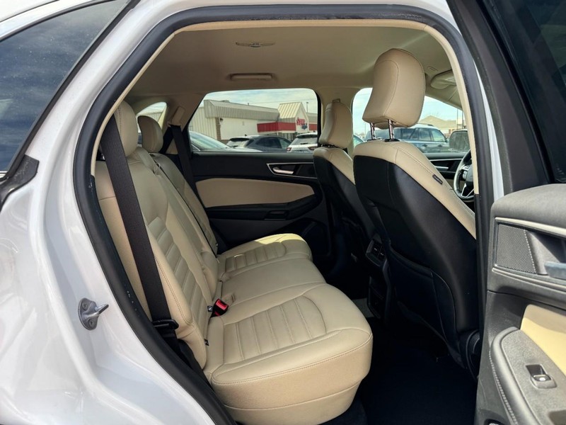 Ford Edge Vehicle Full-screen Gallery Image 10