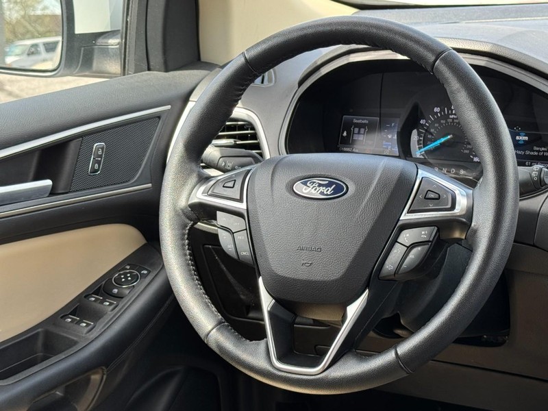 Ford Edge Vehicle Full-screen Gallery Image 12