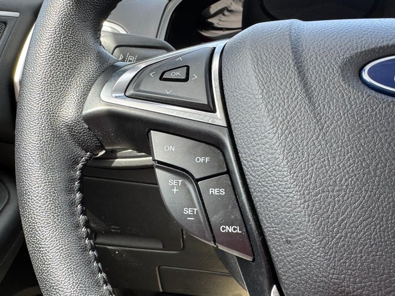 Ford Edge Vehicle Full-screen Gallery Image 16