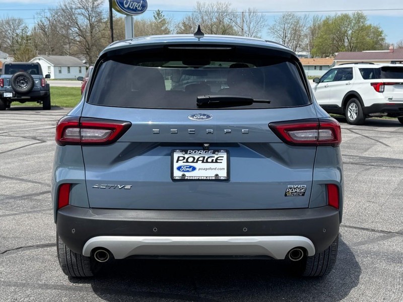 Ford Escape Vehicle Full-screen Gallery Image 04