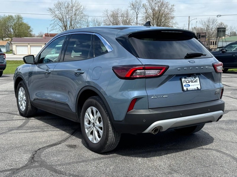 Ford Escape Vehicle Full-screen Gallery Image 06