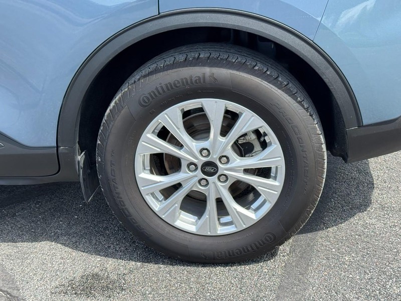 Ford Escape Vehicle Full-screen Gallery Image 07