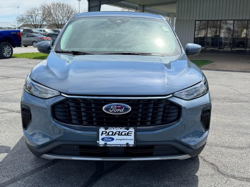 Ford Escape Vehicle Full-screen Gallery Image 09