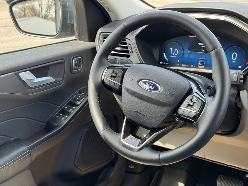 Ford Escape Vehicle Full-screen Gallery Image 12