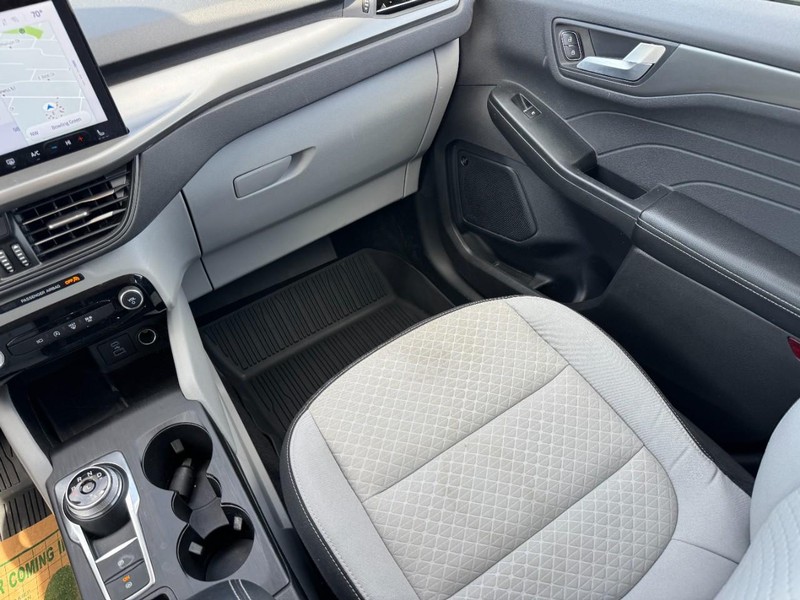 Ford Escape Vehicle Full-screen Gallery Image 15