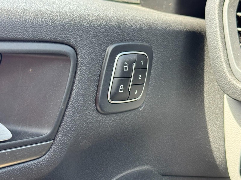 Ford Escape Vehicle Full-screen Gallery Image 16
